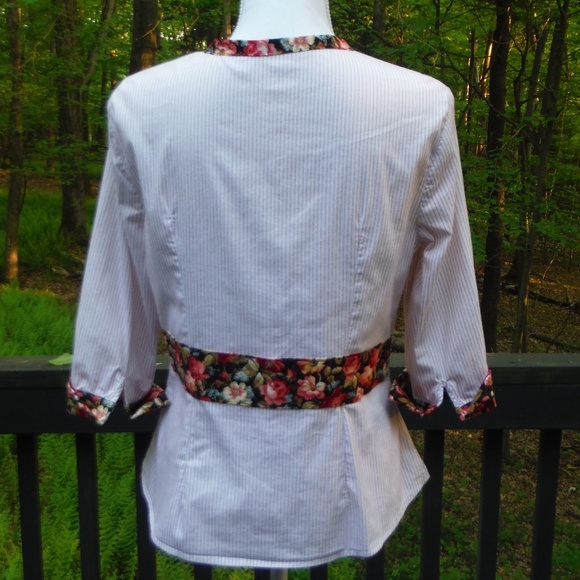 Purse Included w Shirt!  Banded Collar w Flowers - Picture 3 of 8